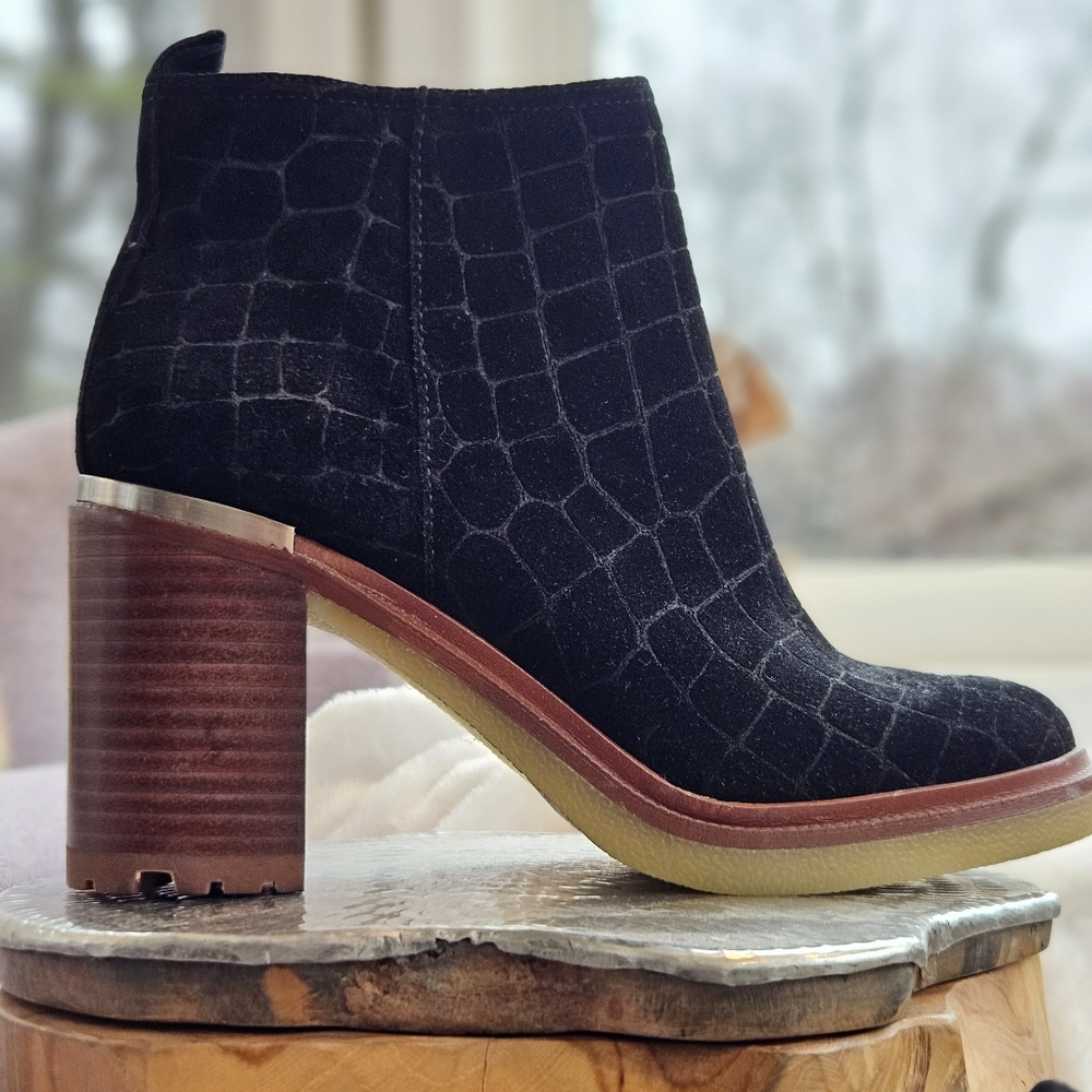 Vince Camuto Gorgan Booties size 7 NWOB